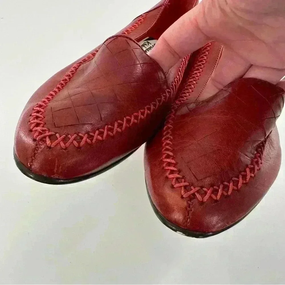 Girls flats size 3.5 red leather pointy toe loafers 80s 90s grannycore